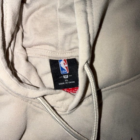 NBA Bulls Light Cream Hoodie - Picture 3 of 3